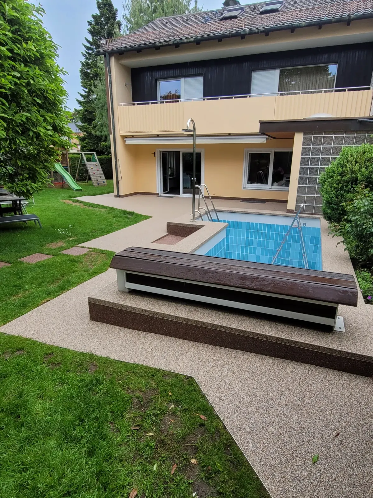 Natursteinteppich Poolbereich